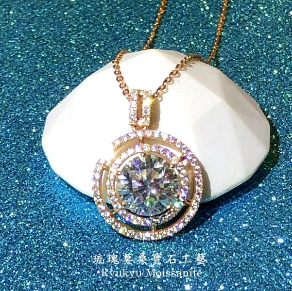 3克拉滿月吊墜 美國莫桑石,莫桑鑽,女戒,鑽戒,鑽石,求婚,時尚,百搭,情人節,聖誕節,訂婚,情侶戒,禮物,紀念,週年,耳釘,耳掛,耳線,手鍊,母親節,父親節,尾戒,天然珍珠,黃鑽,藍鑽,客製珠寶,結婚戒指