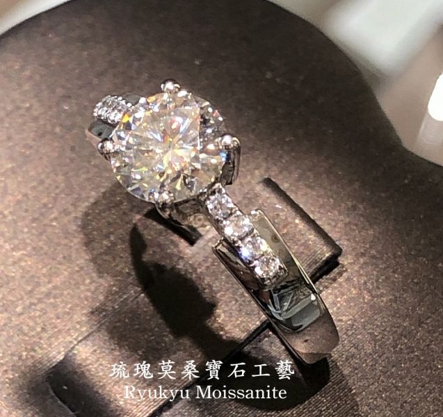 四爪碎八鑲 美國莫桑石,莫桑鑽,女戒,鑽戒,鑽石,求婚,時尚,百搭,情人節,聖誕節,訂婚,情侶戒,禮物,紀念,週年,耳釘,耳掛,耳線,手鍊,母親節,父親節,尾戒,天然珍珠,黃鑽,藍鑽
