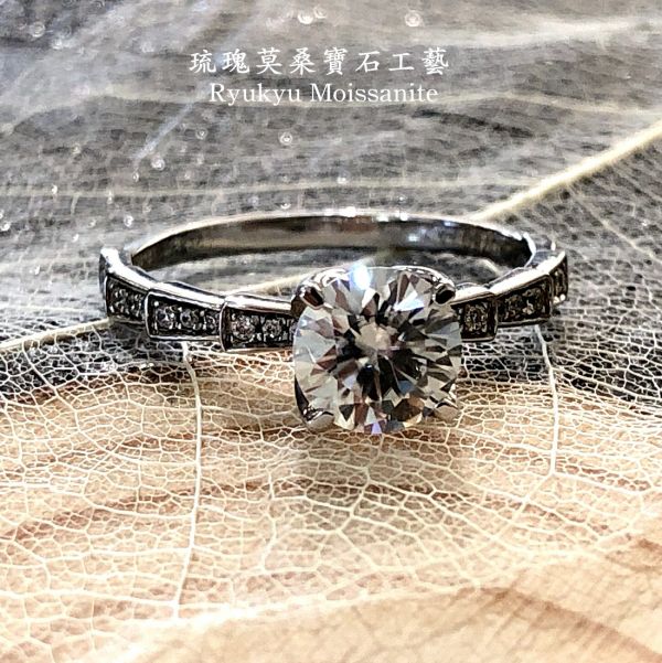 1克拉蛇骨女戒 美國莫桑石,莫桑鑽,女戒,鑽戒,鑽石,求婚,時尚,百搭,情人節,聖誕節,訂婚,情侶戒,禮物,紀念,週年,耳釘,耳掛,耳線,手鍊,母親節,父親節,尾戒,天然珍珠,黃鑽,藍鑽,客製珠寶,結婚戒指
