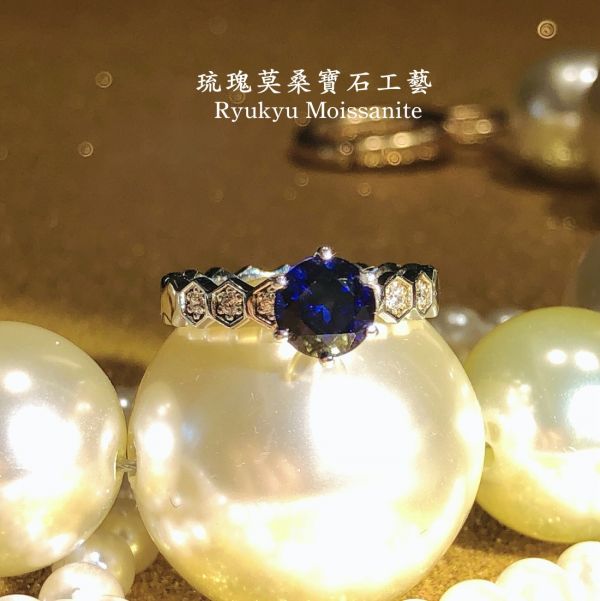 紅/藍寶蜂巢女戒 美國莫桑石,莫桑鑽,女戒,鑽戒,鑽石,求婚,時尚,百搭,情人節,聖誕節,訂婚,情侶戒,禮物,紀念,週年,耳釘,耳掛,耳線,手鍊,母親節,父親節,尾戒,天然珍珠,黃鑽,藍鑽
