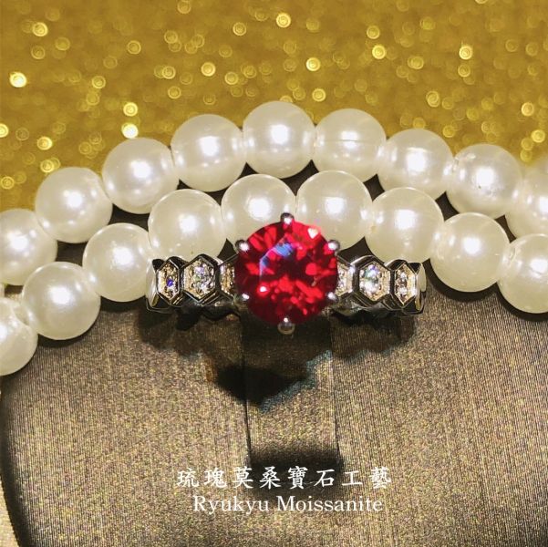 紅/藍寶蜂巢女戒 美國莫桑石,莫桑鑽,女戒,鑽戒,鑽石,求婚,時尚,百搭,情人節,聖誕節,訂婚,情侶戒,禮物,紀念,週年,耳釘,耳掛,耳線,手鍊,母親節,父親節,尾戒,天然珍珠,黃鑽,藍鑽

