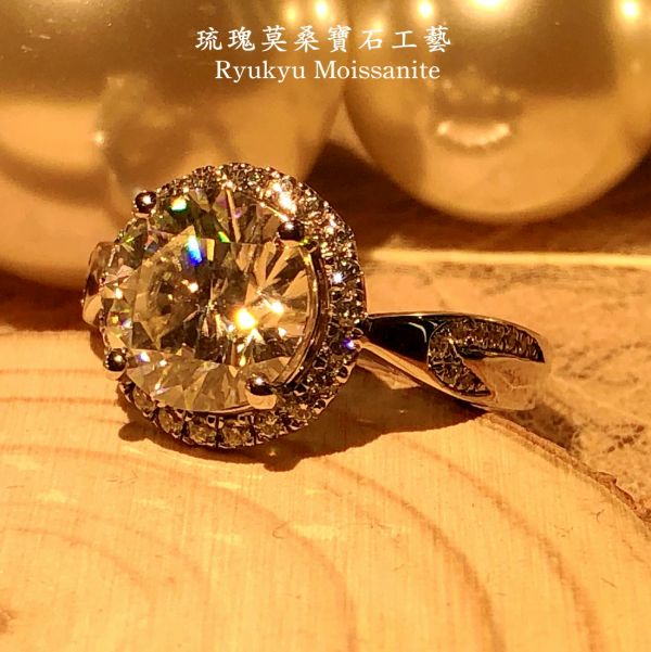 鳳尾單圈圓包3克拉 美國莫桑石,莫桑鑽,女戒,鑽戒,鑽石,求婚,時尚,百搭,情人節,聖誕節,訂婚,情侶戒,禮物,紀念,週年,耳釘,耳掛,耳線,手鍊,母親節,父親節,尾戒,天然珍珠,黃鑽,藍鑽
