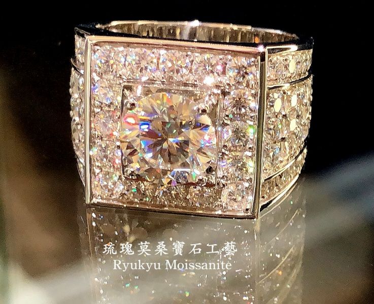 白金款2克拉天地方圓 美國莫桑石,莫桑鑽,女戒,鑽戒,鑽石,求婚,時尚,百搭,情人節,聖誕節,訂婚,情侶戒,禮物,紀

念,週年,耳釘,耳掛,耳線,手鍊,母親節,父親節,尾戒,天然珍珠,黃鑽,藍鑽,客製珠寶,結婚戒

指