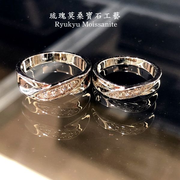 情侶婚戒對戒一對 美國莫桑石,莫桑鑽,女戒,鑽戒,鑽石,求婚,時尚,百搭,情人節,聖誕節,訂婚,情侶戒,禮物,紀念,週年,耳釘,耳掛,耳線,手鍊,母親節,父親節,尾戒,天然珍珠,黃鑽,藍鑽,客製珠寶,結婚戒指