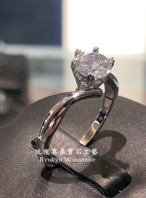 交叉扭臂六爪 美國莫桑石,莫桑鑽,女戒,鑽戒,鑽石,求婚,時尚,百搭,情人節,聖誕節,訂婚,情侶戒,禮物,紀念,週年,耳釘,耳掛,耳線,手鍊,母親節,父親節,尾戒,天然珍珠,黃鑽,藍鑽