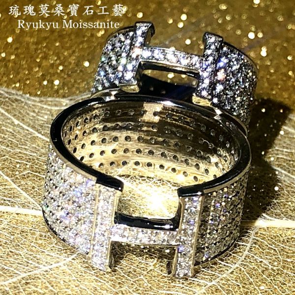 愛馬仕H同款 美國莫桑石,莫桑鑽,女戒,鑽戒,鑽石,求婚,時尚,百搭,情人節,聖誕節,訂婚,情侶戒,禮物,紀念,週年,耳釘,耳掛,耳線,手鍊,母親節,父親節,尾戒,天然珍珠,黃鑽,藍鑽,客製珠寶,結婚戒指
