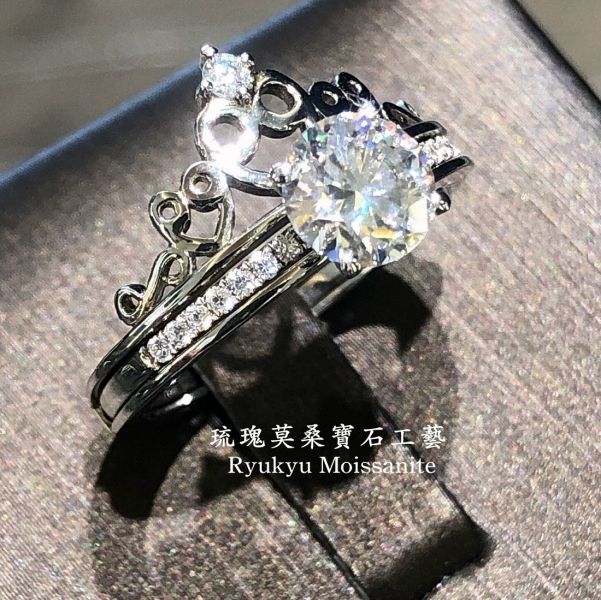 皇冠雙套戒1克拉 美國莫桑石,莫桑鑽,女戒,鑽戒,鑽石,求婚,時尚,百搭,情人節,聖誕節,訂婚,情侶戒,禮物,紀念,週年,耳釘,耳掛,耳線,手鍊,母親節,父親節,尾戒,天然珍珠,黃鑽,藍鑽