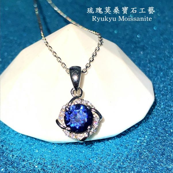 玹藍2克拉藍寶石吊墜 美國莫桑石,莫桑鑽,女戒,鑽戒,鑽石,求婚,時尚,百搭,情人節,聖誕節,訂婚,情侶戒,禮物,紀念,週年,耳釘,耳掛,耳線,手鍊,母親節,父親節,尾戒,天然珍珠,黃鑽,藍鑽,客製珠寶,結婚戒指
