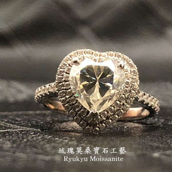愛心雙圓包 美國莫桑石,莫桑鑽,女戒,鑽戒,鑽石,求婚,時尚,百搭,情人節,聖誕節,訂婚,情侶戒,禮物,紀念,週年,耳釘,耳掛,耳線,手鍊,母親節,父親節,尾戒,天然珍珠,黃鑽,藍鑽