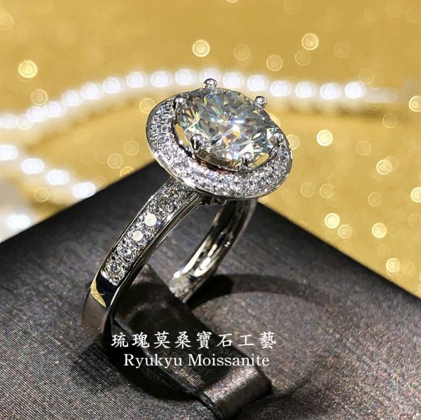 2克拉圈圓包 美國莫桑石,莫桑鑽,女戒,鑽戒,鑽石,求婚,時尚,百搭,情人節,聖誕節,訂婚,情侶戒,禮物,紀念,週年,耳釘,耳掛,耳線,手鍊,母親節,父親節,尾戒,天然珍珠,黃鑽,藍鑽

