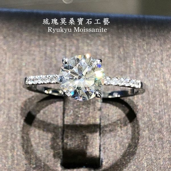 皇冠雙套戒1克拉 美國莫桑石,莫桑鑽,女戒,鑽戒,鑽石,求婚,時尚,百搭,情人節,聖誕節,訂婚,情侶戒,禮物,紀念,週年,耳釘,耳掛,耳線,手鍊,母親節,父親節,尾戒,天然珍珠,黃鑽,藍鑽