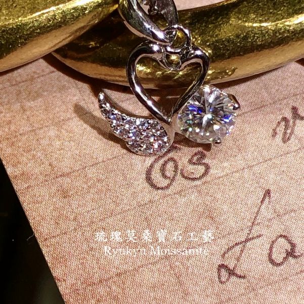 50分小天鵝吊墜 國莫桑石,莫桑鑽,女戒,鑽戒,鑽石,求婚,時尚,百搭,情人節,聖誕節,訂婚,情侶戒,禮物,紀念,週年,耳釘,耳掛,耳線,手鍊,母親節,父親節,尾戒,天然珍珠,黃鑽,藍鑽
