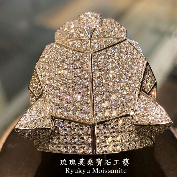 （美洲豹系列）正面豪鑲男戒 美國莫桑石,莫桑鑽,女戒,鑽戒,鑽石,求婚,時尚,百搭,情人節,聖誕節,訂婚,情侶戒,禮物,紀念,週年,耳釘,耳掛,耳線,手鍊,母親節,父親節,尾戒,天然珍珠,黃鑽,藍鑽,客製珠寶,結婚戒指
