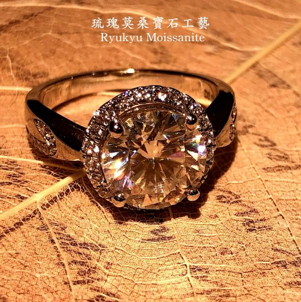 鳳尾單圈圓包3克拉 美國莫桑石,莫桑鑽,女戒,鑽戒,鑽石,求婚,時尚,百搭,情人節,聖誕節,訂婚,情侶戒,禮物,紀念,週年,耳釘,耳掛,耳線,手鍊,母親節,父親節,尾戒,天然珍珠,黃鑽,藍鑽
