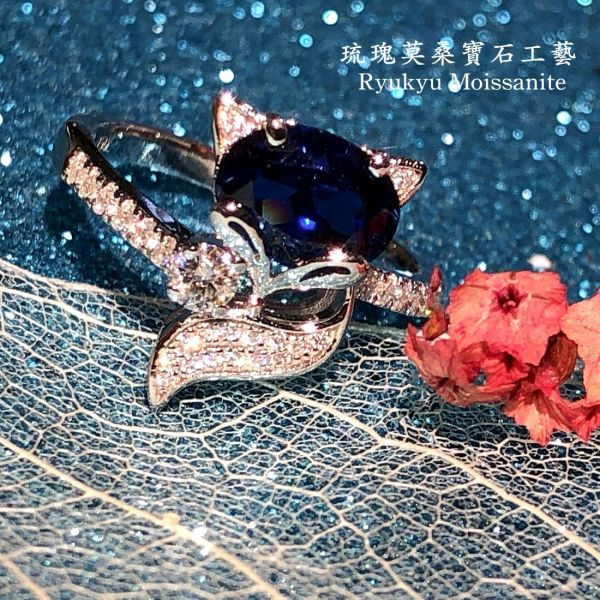 琉瑰紅藍狐寶(女戒） 美國莫桑石,莫桑鑽,女戒,鑽戒,鑽石,求婚,時尚,百搭,情人節,聖誕節,訂婚,情侶戒,禮物,紀念,週年,耳釘,耳掛,耳線,手鍊,母親節,父親節,尾戒,天然珍珠,黃鑽,藍鑽,客製珠寶,結婚戒指
