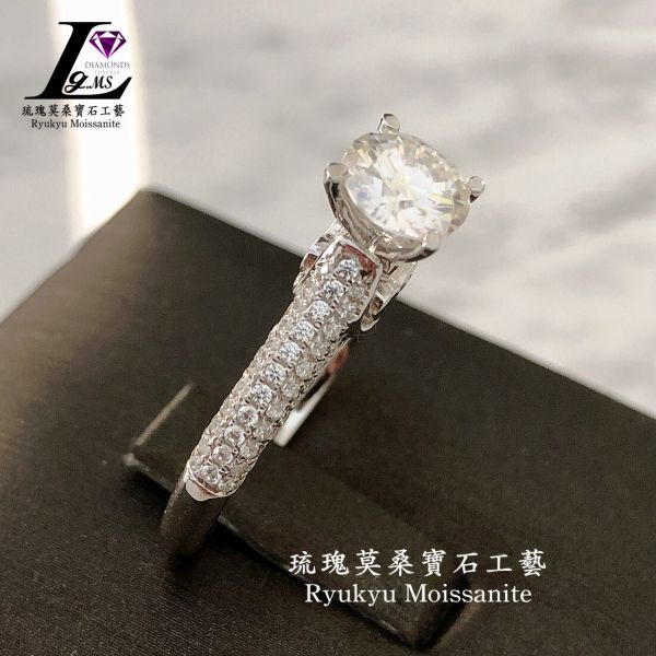 愛的緊箍咒 美國莫桑石,莫桑鑽,女戒,鑽戒,鑽石,求婚,時尚,百搭,情人節,聖誕節,訂婚,情侶戒,禮物,紀念,週年,耳釘,耳掛,耳線,手鍊,母親節,父親節,尾戒,天然珍珠,黃鑽,藍鑽