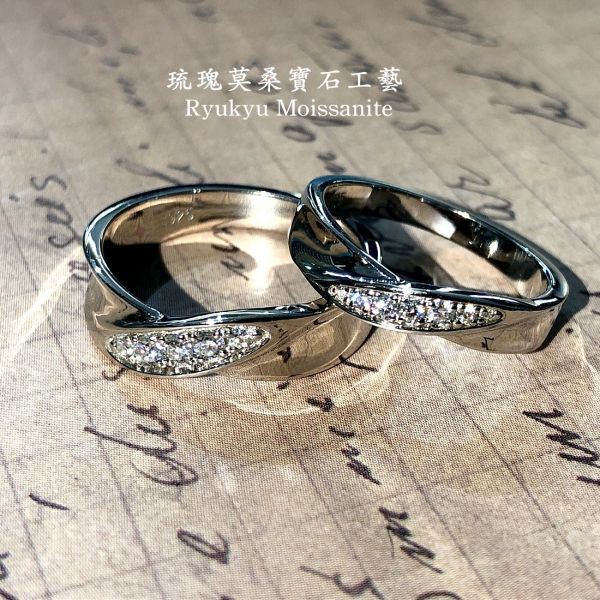 情侶婚戒對戒一對 美國莫桑石,莫桑鑽,女戒,鑽戒,鑽石,求婚,時尚,百搭,情人節,聖誕節,訂婚,情侶戒,禮物,紀念,週年,耳釘,耳掛,耳線,手鍊,母親節,父親節,尾戒,天然珍珠,黃鑽,藍鑽,客製珠寶,結婚戒指