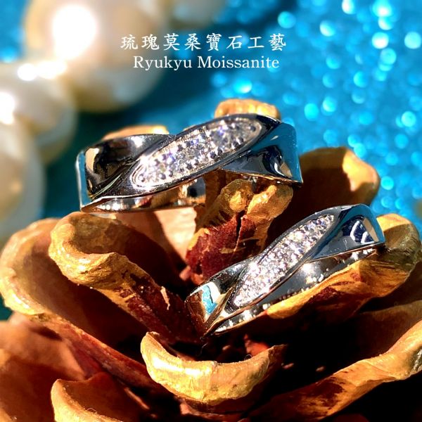 情侶婚戒對戒一對 美國莫桑石,莫桑鑽,女戒,鑽戒,鑽石,求婚,時尚,百搭,情人節,聖誕節,訂婚,情侶戒,禮物,紀念,週年,耳釘,耳掛,耳線,手鍊,母親節,父親節,尾戒,天然珍珠,黃鑽,藍鑽,客製珠寶,結婚戒指