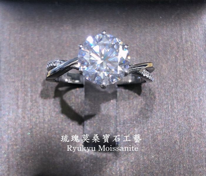 雙槓交叉微鑲 美國莫桑石,莫桑鑽,女戒,鑽戒,鑽石,求婚,時尚,百搭,情人節,聖誕節,訂婚,情侶戒,禮物,紀念,週年,耳釘,耳掛,耳線,手鍊,母親節,父親節,尾戒,天然珍珠,黃鑽,藍鑽
