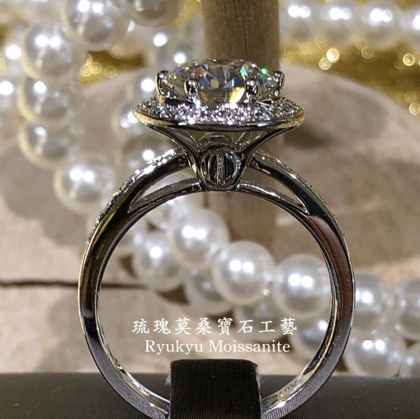 2克拉圈圓包 美國莫桑石,莫桑鑽,女戒,鑽戒,鑽石,求婚,時尚,百搭,情人節,聖誕節,訂婚,情侶戒,禮物,紀念,週年,耳釘,耳掛,耳線,手鍊,母親節,父親節,尾戒,天然珍珠,黃鑽,藍鑽

