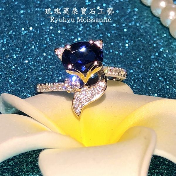 琉瑰紅藍狐寶(女戒） 美國莫桑石,莫桑鑽,女戒,鑽戒,鑽石,求婚,時尚,百搭,情人節,聖誕節,訂婚,情侶戒,禮物,紀念,週年,耳釘,耳掛,耳線,手鍊,母親節,父親節,尾戒,天然珍珠,黃鑽,藍鑽,客製珠寶,結婚戒指
