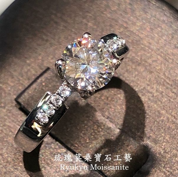 四爪碎八鑲 美國莫桑石,莫桑鑽,女戒,鑽戒,鑽石,求婚,時尚,百搭,情人節,聖誕節,訂婚,情侶戒,禮物,紀念,週年,耳釘,耳掛,耳線,手鍊,母親節,父親節,尾戒,天然珍珠,黃鑽,藍鑽
