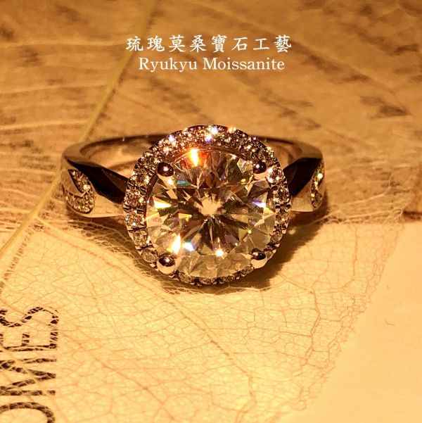 鳳尾單圈圓包3克拉 美國莫桑石,莫桑鑽,女戒,鑽戒,鑽石,求婚,時尚,百搭,情人節,聖誕節,訂婚,情侶戒,禮物,紀念,週年,耳釘,耳掛,耳線,手鍊,母親節,父親節,尾戒,天然珍珠,黃鑽,藍鑽
