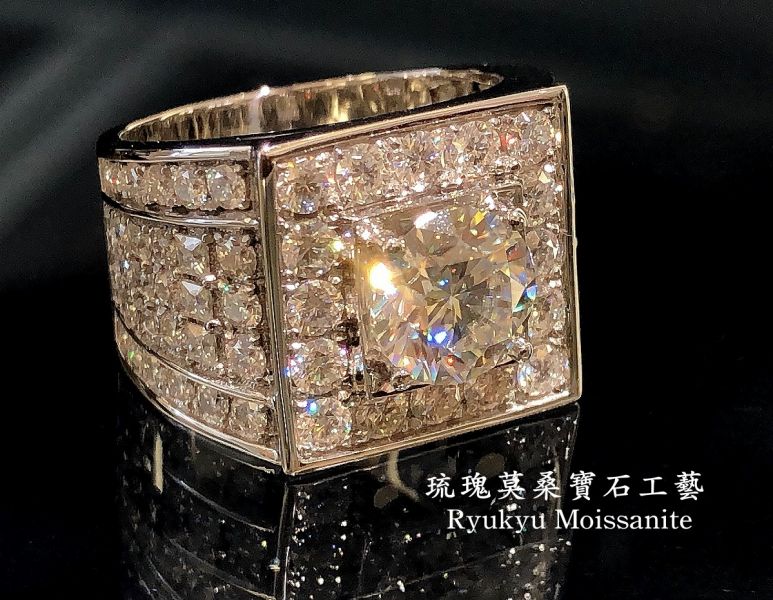 白金款2克拉天地方圓 美國莫桑石,莫桑鑽,女戒,鑽戒,鑽石,求婚,時尚,百搭,情人節,聖誕節,訂婚,情侶戒,禮物,紀

念,週年,耳釘,耳掛,耳線,手鍊,母親節,父親節,尾戒,天然珍珠,黃鑽,藍鑽,客製珠寶,結婚戒

指