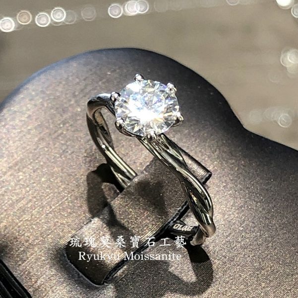 六爪鏡面麻花 美國莫桑石,莫桑鑽,女戒,鑽戒,鑽石,求婚,時尚,百搭,情人節,聖誕節,訂婚,情侶戒,禮物,紀念,週年,耳釘,耳掛,耳線,手鍊,母親節,父親節,尾戒,天然珍珠,黃鑽,藍鑽