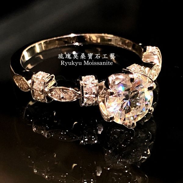 立體多拼1克拉 美國莫桑石,莫桑鑽,女戒,鑽戒,鑽石,求婚,時尚,百搭,情人節,聖誕節,訂婚,情侶戒,禮物,紀念,週年,耳釘,耳掛,耳線,手鍊,母親節,父親節,尾戒,天然珍珠,黃鑽,藍鑽
