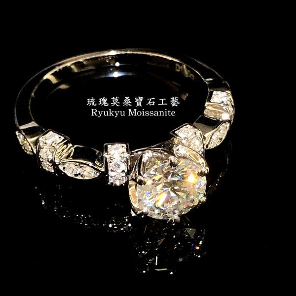 立體多拼1克拉 美國莫桑石,莫桑鑽,女戒,鑽戒,鑽石,求婚,時尚,百搭,情人節,聖誕節,訂婚,情侶戒,禮物,紀念,週年,耳釘,耳掛,耳線,手鍊,母親節,父親節,尾戒,天然珍珠,黃鑽,藍鑽