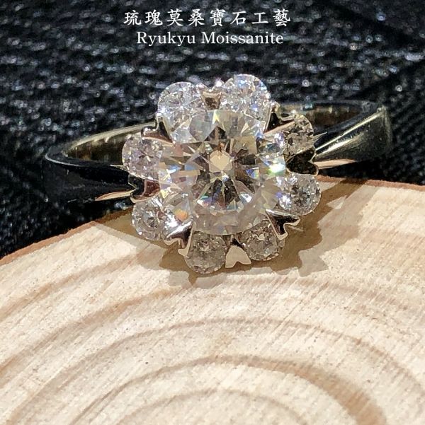 1克拉大花朵 美國莫桑石,莫桑鑽,女戒,鑽戒,鑽石,求婚,時尚,百搭,情人節,聖誕節,訂婚,情侶戒,禮物,紀念,週年,耳釘,耳掛,耳線,手鍊,母親節,父親節,尾戒,天然珍珠,黃鑽,藍鑽
