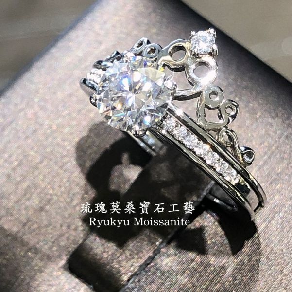 皇冠雙套戒1克拉 美國莫桑石,莫桑鑽,女戒,鑽戒,鑽石,求婚,時尚,百搭,情人節,聖誕節,訂婚,情侶戒,禮物,紀念,週年,耳釘,耳掛,耳線,手鍊,母親節,父親節,尾戒,天然珍珠,黃鑽,藍鑽