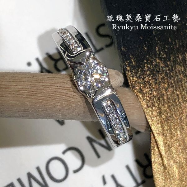 30分微鑲中性戒 美國莫桑石,莫桑鑽,女戒,鑽戒,鑽石,求婚,時尚,百搭,情人節,聖誕節,訂婚,情侶戒,禮物,紀念,週年,耳釘,耳掛,耳線,手鍊,母親節,父親節,尾戒,天然珍珠,黃鑽,藍鑽