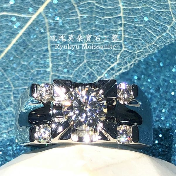 大四方男戒 美國莫桑石,莫桑鑽,女戒,鑽戒,鑽石,求婚,時尚,百搭,情人節,聖誕節,訂婚,情侶戒,禮物,紀念,週年,耳釘,耳掛,耳線,手鍊,母親節,父親節,尾戒,天然珍珠,黃鑽,藍鑽
