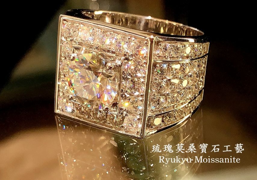 白金款2克拉天地方圓 美國莫桑石,莫桑鑽,女戒,鑽戒,鑽石,求婚,時尚,百搭,情人節,聖誕節,訂婚,情侶戒,禮物,紀

念,週年,耳釘,耳掛,耳線,手鍊,母親節,父親節,尾戒,天然珍珠,黃鑽,藍鑽,客製珠寶,結婚戒

指