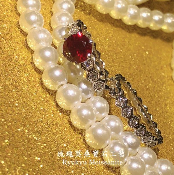 紅/藍寶蜂巢女戒 美國莫桑石,莫桑鑽,女戒,鑽戒,鑽石,求婚,時尚,百搭,情人節,聖誕節,訂婚,情侶戒,禮物,紀念,週年,耳釘,耳掛,耳線,手鍊,母親節,父親節,尾戒,天然珍珠,黃鑽,藍鑽
