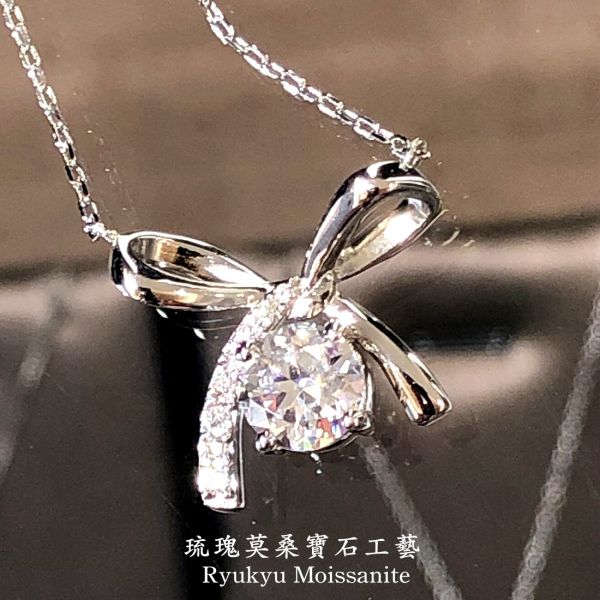 蝴蝶結項鍊 美國莫桑石,莫桑鑽,女戒,鑽戒,鑽石,求婚,時尚,百搭,情人節,聖誕節,訂婚,情侶戒,禮物,紀念,週年,耳釘,耳掛,耳線,手鍊,母親節,父親節,尾戒,天然珍珠,黃鑽,藍鑽,客製珠寶,結婚戒指
