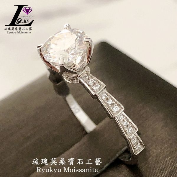 蛇骨戒 美國莫桑石,莫桑鑽,女戒,鑽戒,鑽石,求婚,時尚,百搭,情人節,聖誕節,訂婚,情侶戒,禮物,紀念,週年,耳釘,耳掛,耳線,手鍊,母親節,父親節,尾戒,天然珍珠,黃鑽,藍鑽
