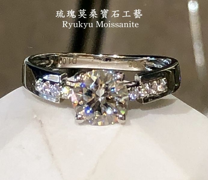 四爪碎八鑲 美國莫桑石,莫桑鑽,女戒,鑽戒,鑽石,求婚,時尚,百搭,情人節,聖誕節,訂婚,情侶戒,禮物,紀念,週年,耳釘,耳掛,耳線,手鍊,母親節,父親節,尾戒,天然珍珠,黃鑽,藍鑽
