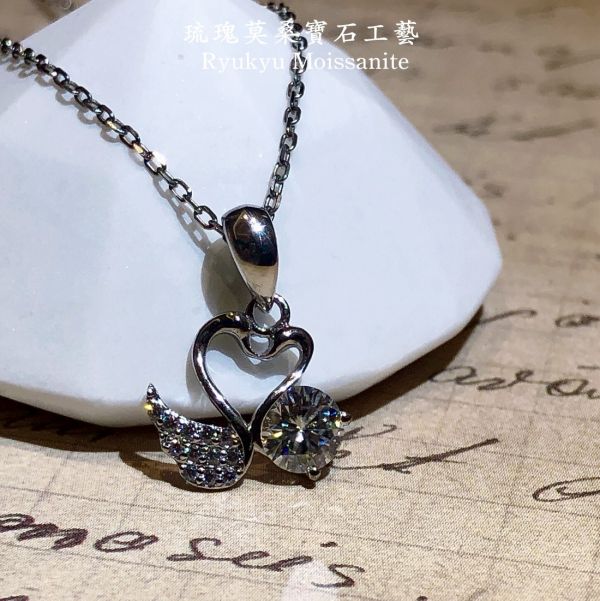 50分小天鵝吊墜 國莫桑石,莫桑鑽,女戒,鑽戒,鑽石,求婚,時尚,百搭,情人節,聖誕節,訂婚,情侶戒,禮物,紀念,週年,耳釘,耳掛,耳線,手鍊,母親節,父親節,尾戒,天然珍珠,黃鑽,藍鑽
