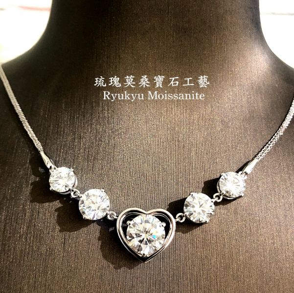 五連心項鍊 美國莫桑石,莫桑鑽,女戒,鑽戒,鑽石,求婚,時尚,百搭,情人節,聖誕節,訂婚,情侶戒,禮物,紀念,週年,耳釘,耳掛,耳線,手鍊,母親節,父親節,尾戒,天然珍珠,黃鑽,藍鑽
