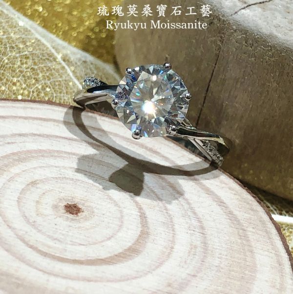 雙槓交叉微鑲 美國莫桑石,莫桑鑽,女戒,鑽戒,鑽石,求婚,時尚,百搭,情人節,聖誕節,訂婚,情侶戒,禮物,紀念,週年,耳釘,耳掛,耳線,手鍊,母親節,父親節,尾戒,天然珍珠,黃鑽,藍鑽
