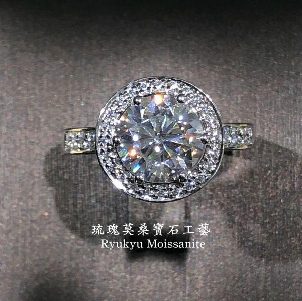 2克拉圈圓包 美國莫桑石,莫桑鑽,女戒,鑽戒,鑽石,求婚,時尚,百搭,情人節,聖誕節,訂婚,情侶戒,禮物,紀念,週年,耳釘,耳掛,耳線,手鍊,母親節,父親節,尾戒,天然珍珠,黃鑽,藍鑽

