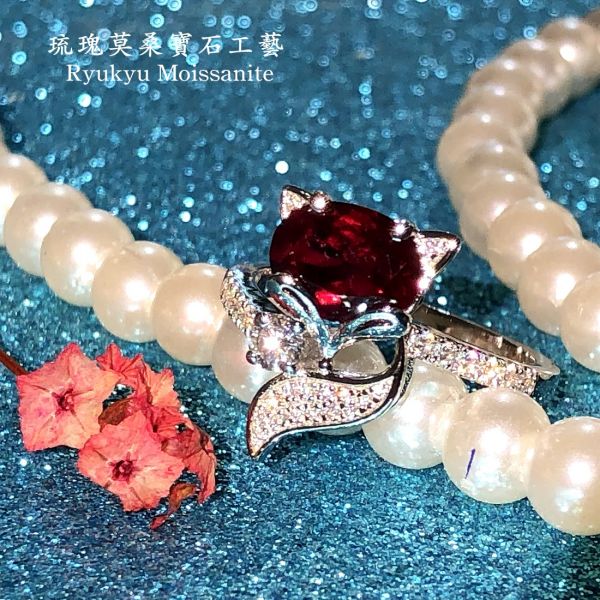 琉瑰紅藍狐寶(女戒） 美國莫桑石,莫桑鑽,女戒,鑽戒,鑽石,求婚,時尚,百搭,情人節,聖誕節,訂婚,情侶戒,禮物,紀念,週年,耳釘,耳掛,耳線,手鍊,母親節,父親節,尾戒,天然珍珠,黃鑽,藍鑽,客製珠寶,結婚戒指
