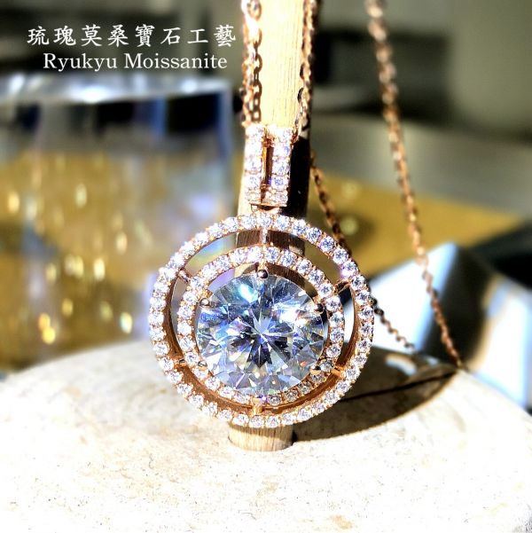 3克拉滿月吊墜 美國莫桑石,莫桑鑽,女戒,鑽戒,鑽石,求婚,時尚,百搭,情人節,聖誕節,訂婚,情侶戒,禮物,紀念,週年,耳釘,耳掛,耳線,手鍊,母親節,父親節,尾戒,天然珍珠,黃鑽,藍鑽,客製珠寶,結婚戒指