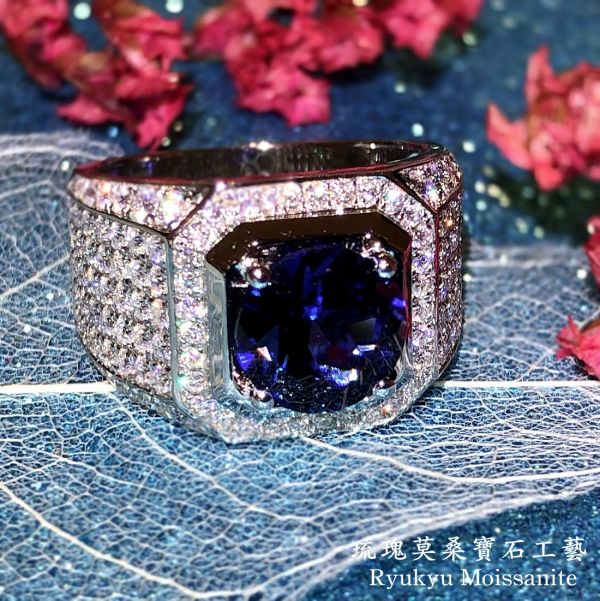 3克拉藍寶擁抱 美國莫桑石,莫桑鑽,女戒,鑽戒,鑽石,求婚,時尚,百搭,情人節,聖誕節,訂婚,情侶戒,禮物,紀念,週年,耳釘,耳掛,耳線,手鍊,母親節,父親節,尾戒,天然珍珠,黃鑽,藍鑽,客製珠寶,結婚戒指