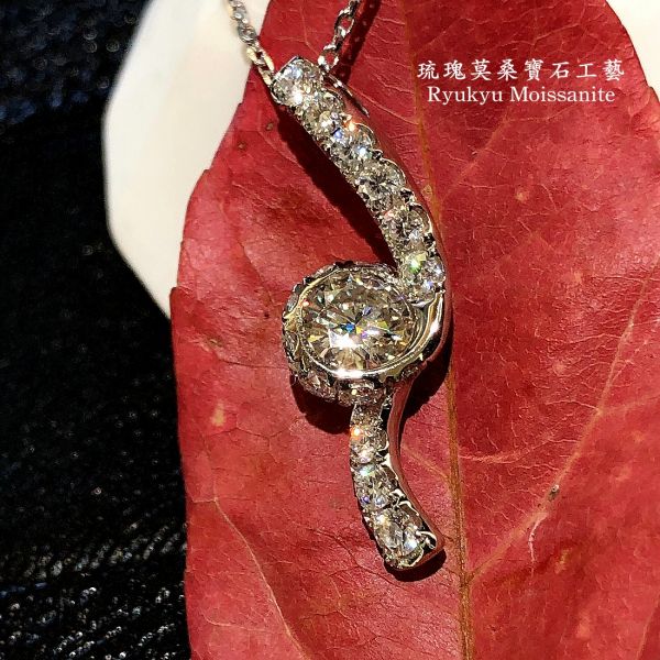 繾绢50分吊墜 美國莫桑石,莫桑鑽,女戒,鑽戒,鑽石,求婚,時尚,百搭,情人節,聖誕節,訂婚,情侶戒,禮物,紀念,週年,耳釘,耳掛,耳線,手鍊,母親節,父親節,尾戒,天然珍珠,黃鑽,藍鑽,客製珠寶,結婚戒指