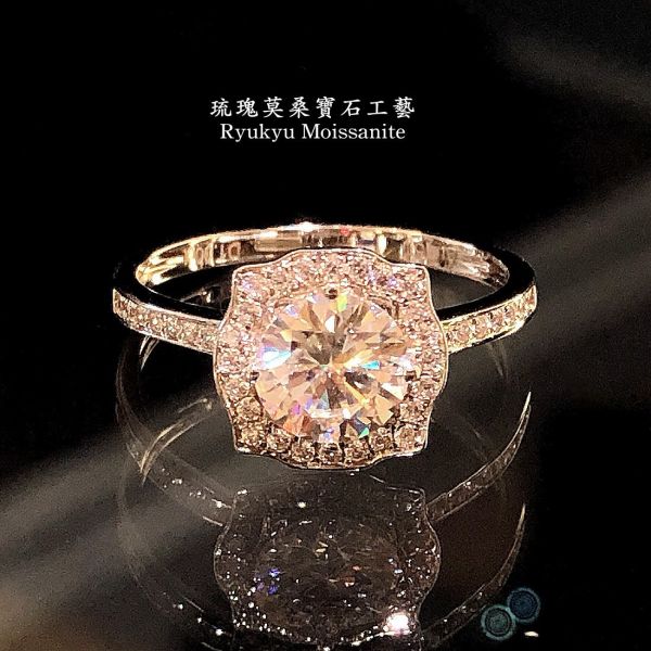 荷葉圓包女戒 美國莫桑石,莫桑鑽,女戒,鑽戒,鑽石,求婚,時尚,百搭,情人節,聖誕節,訂婚,情侶戒,禮物,紀念,週年,耳釘,耳掛,耳線,手鍊,母親節,父親節,尾戒,天然珍珠,黃鑽,藍鑽