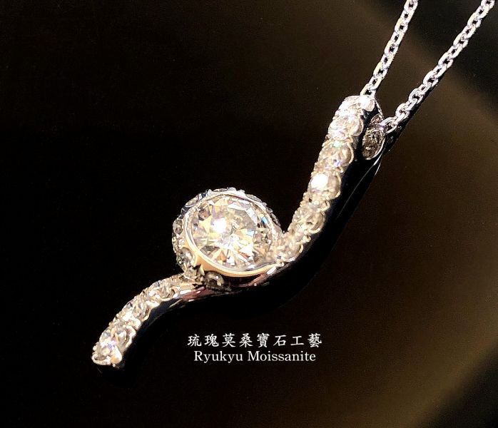 繾绢50分吊墜 美國莫桑石,莫桑鑽,女戒,鑽戒,鑽石,求婚,時尚,百搭,情人節,聖誕節,訂婚,情侶戒,禮物,紀念,週年,耳釘,耳掛,耳線,手鍊,母親節,父親節,尾戒,天然珍珠,黃鑽,藍鑽,客製珠寶,結婚戒指